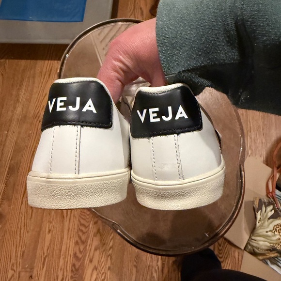 EUC Veja White Sneakers with Black Accents EU size 36 US size 5 - Picture 3 of 6